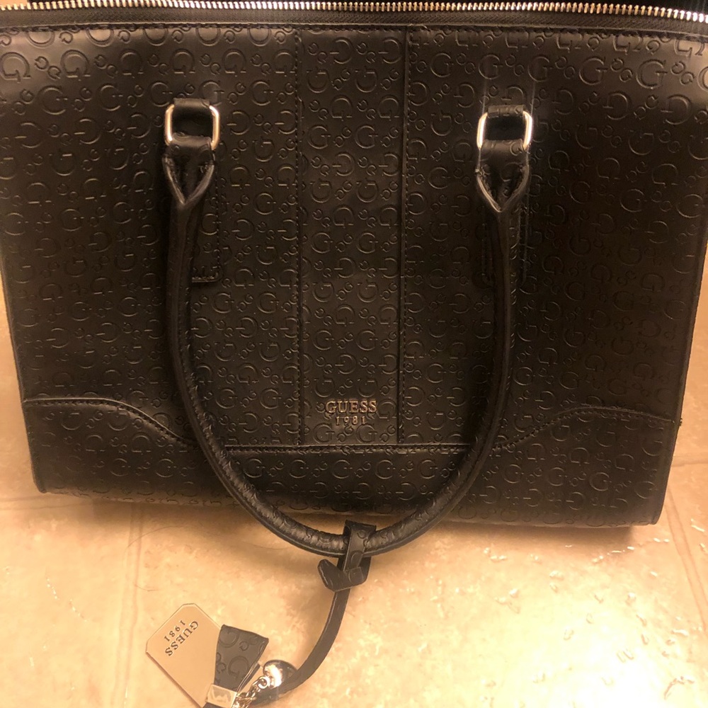 Guess purse in great condition!